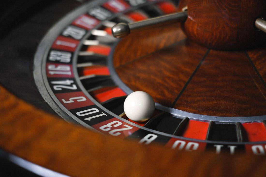 Close-up roda roulette kasino dengan angka dan bola