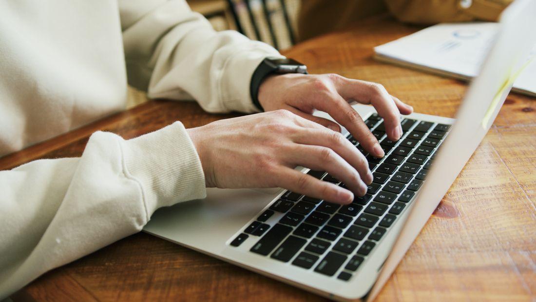Meja kerja dengan laptop dan catatan untuk kegiatan redaksi